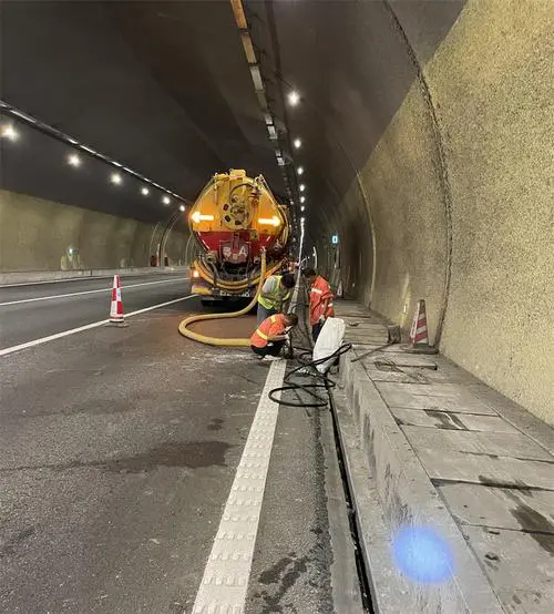 蔡甸隧道排水渠清淤